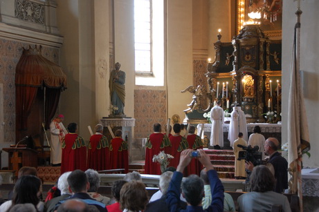 Moment din liturghie in catedrala din Gherla, foto J. Essig